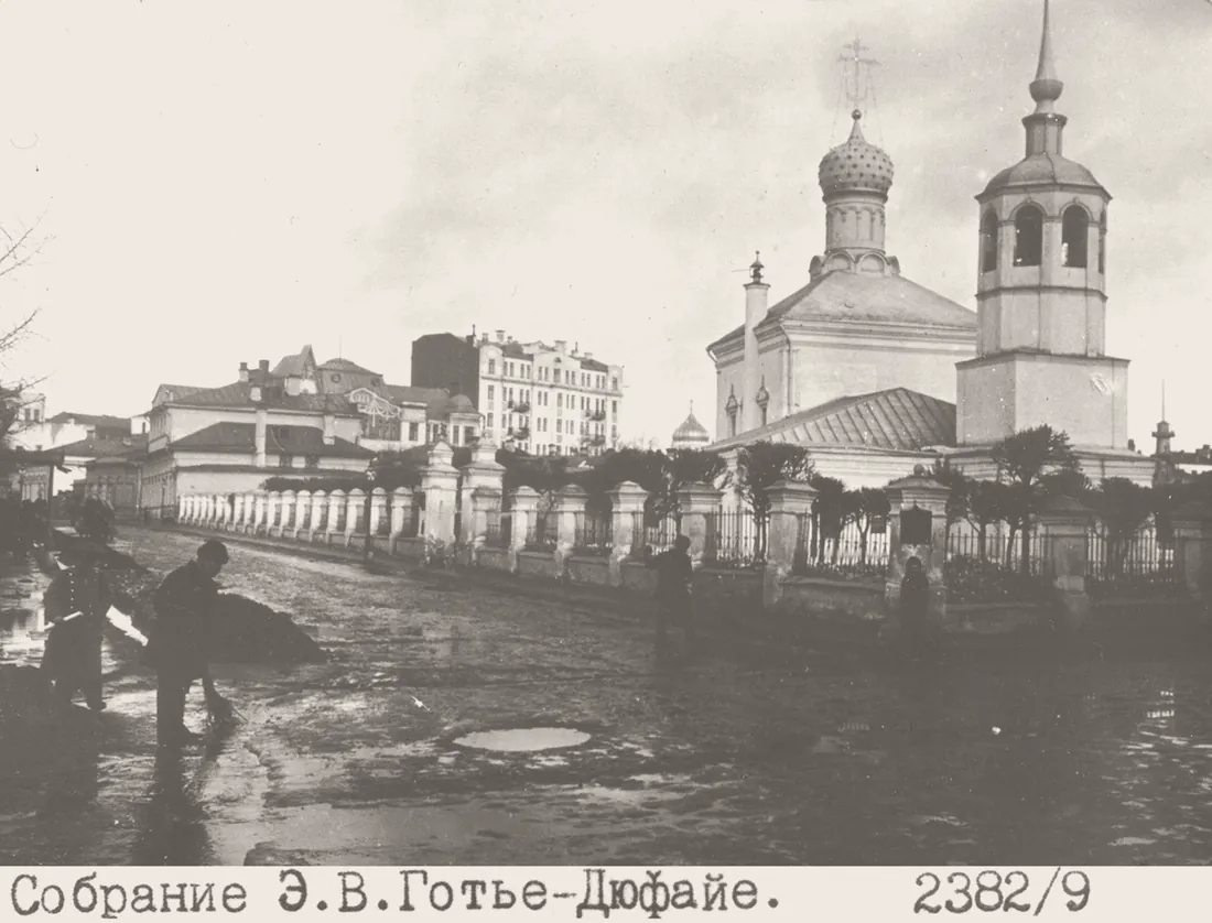 Большой и Малый Лёвшинские переулки в 1913 году: булыжная мостовая, каменная ограда, церковь Покрова Пресвятой Богородицы в Лёвшине